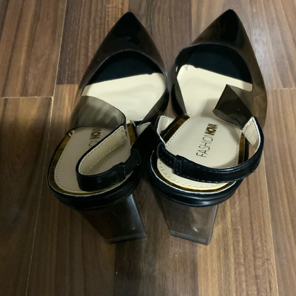 Black Pumps
